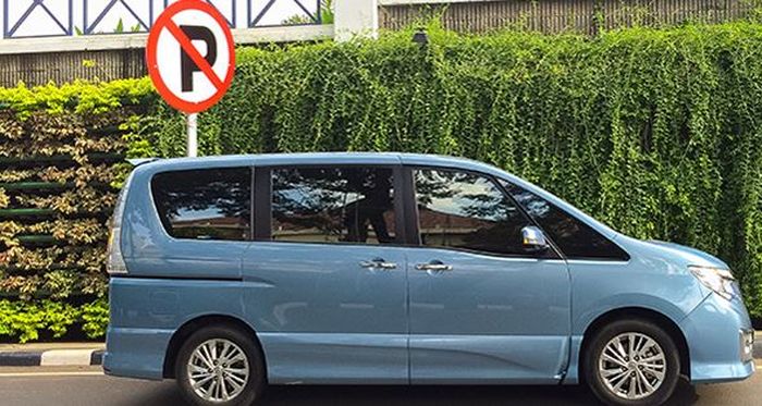 contoh rambu dilarang parkir.