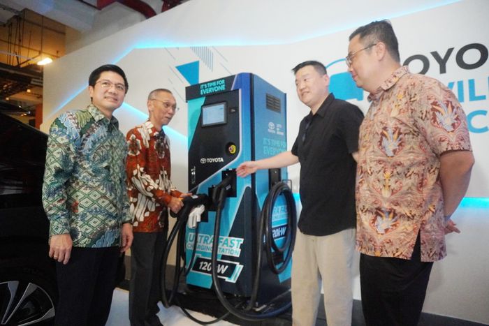 Charging Spot di ASHTA District Mall, Jakarta Selatan, dengan fasilitas Ultra Fas Charging 