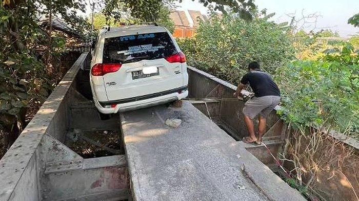 Mitsubishi Pajero Sport nyangkut di jembatan gara-gara ngikut Google Maps