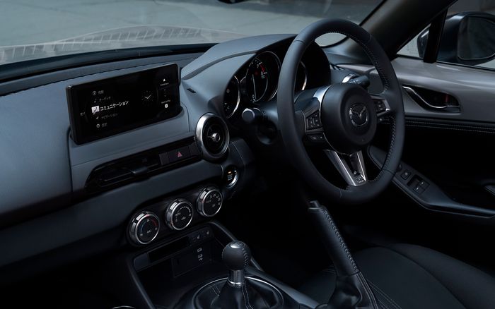 Interior Mazda MX-5 terbaru dapat head unit Mazda Connect lebih besar.