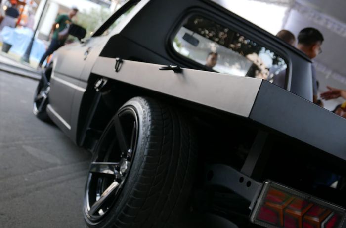 Bodi belakang dipotong jadi model pickup flat deck yang melambangkan kebebasan, terkesan liar namun multifungsi.