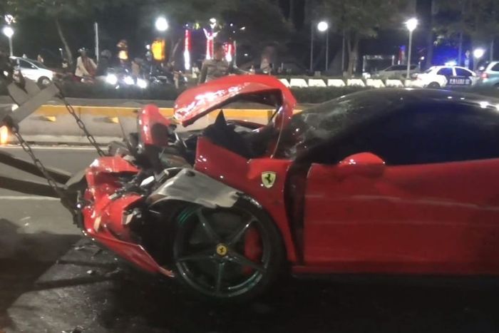 Penampakan Ferrari merah yang ringsek usai tabrak 5 orang di Senayan, Jakarta