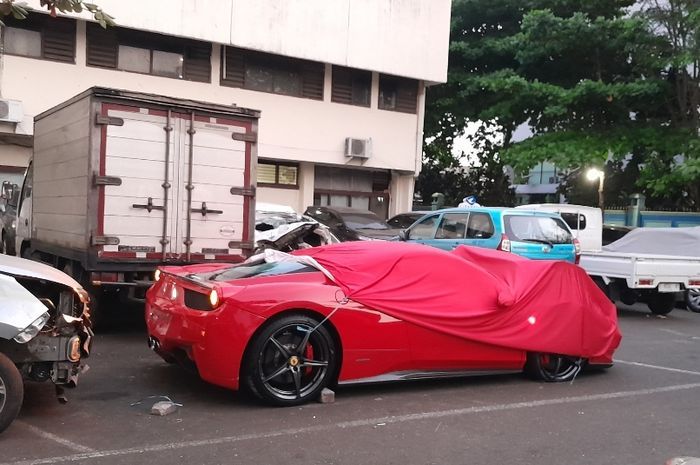 Ferrari 458 Italia ditutup kain seharga Rp 5 jutaan