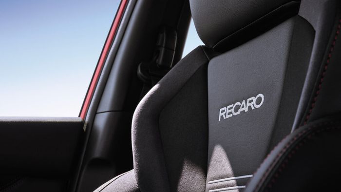Interior Subaru WRX TR dapat jok Recaro.