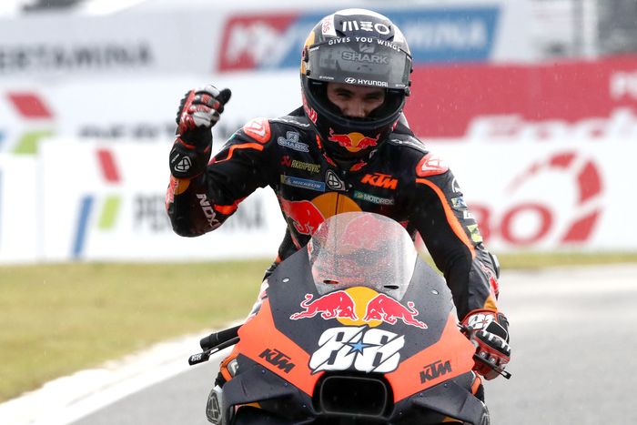 Miguel Oliveira saat memenangkan MotoGP Indonesia 2022 bersama Red Bull KTM.
