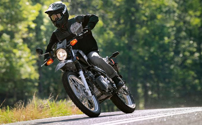 selain di tanah, motor dual purpose ini juga cocok dipakai di jalan aspal.