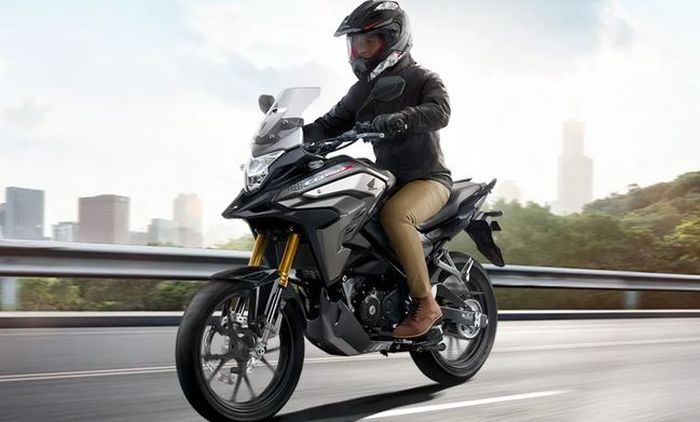 tampilan Honda CB150X saat dipakai riding.