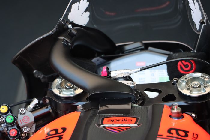 Saluran pendingin tubuh pembalap di motor Aprilia RS-GP