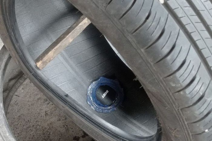 Tambal ban tubeless model tip top (Dicky Aditya Wijaya)  
