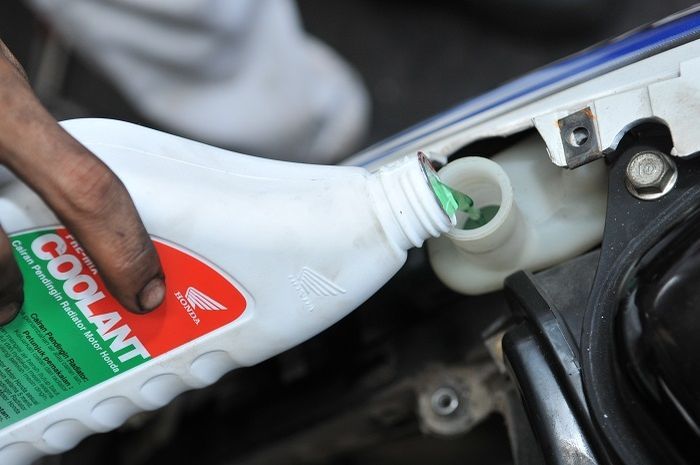 Ganti atau kuras air radiator motor secara berkala 