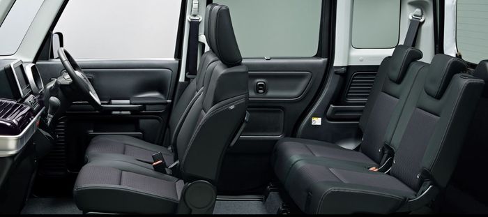 kabinnya memiliki kesan lapang.