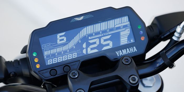Tampilan panel instrumen Yamaha MT-125 ABS.