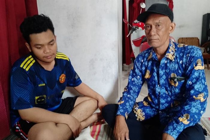 Syahrul (kiri) ditemani Kepala Desa Karangayu saat jelaskan kasus orderan fiktif yang menteror keluarganya