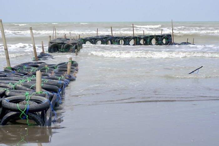 Alat pemecah ombak yang diolah dari limbah ban bekas sebagai bentuk kolaborasi Planet Ban dengan CarbonEthics.