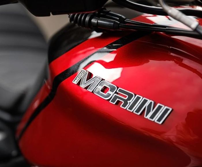 bagian tangkinya dihiasi grafis model stripe dan logo embos Moto Morini bernuansa racy.