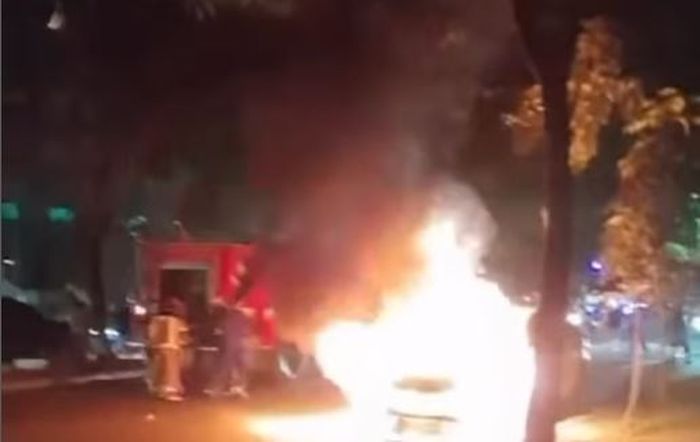 Api melumat Mazda CX-7 di jalan Ringroad kota Medan, Sumatera Utara