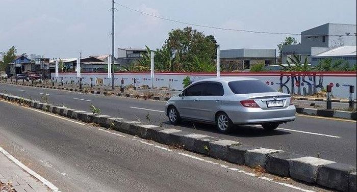 penampakan ruas Ringroad Utara Sleman yang akan dilakukan pembongkaran bagian trotoar dan separator.