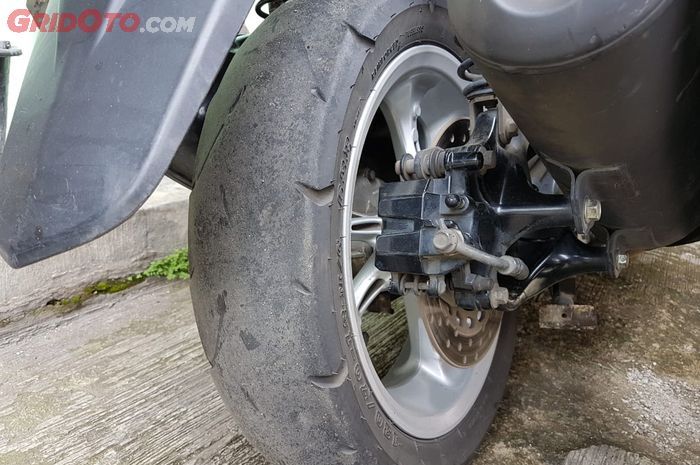 Jangan tunggu sampai tapak ban botak sepenuhnya karena ada batas ketebalan aman yang disarankan.