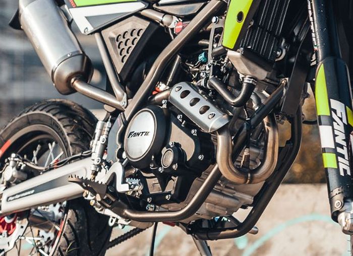 bagian sisinya dilengkapi radiator yang memperkuat kesan supermoto.