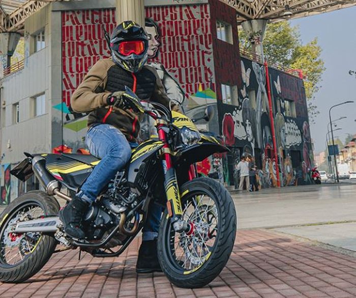 karena bergenre supermoto, ban yang dipakai adalah tipe aspal.