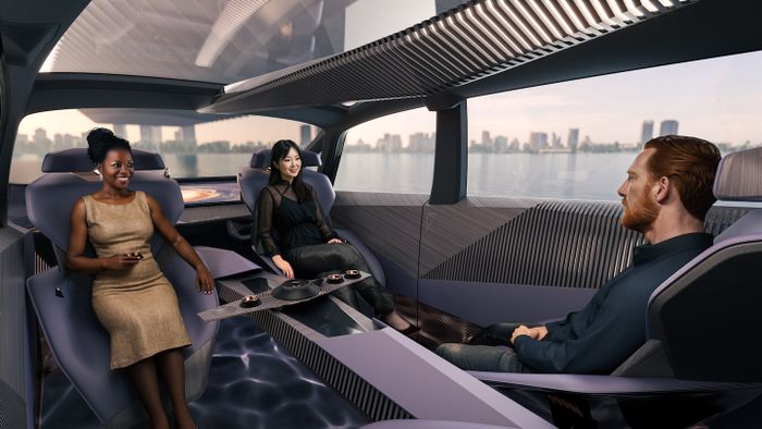 Interior Nissan Hyper Tourer yang memiliki empat kursi individual.