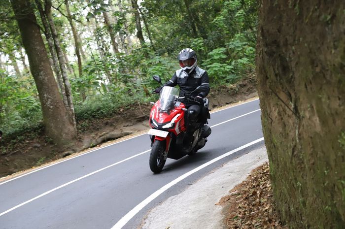 Cara menghadapi turunan panjangan dengan motor matic 