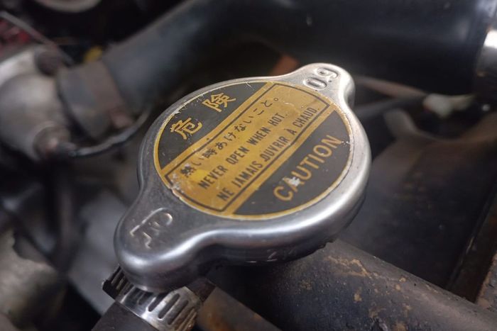 Tutup radiator mobil harus diperiksa secara rutin agar tidak menyebabkan kerusakan pada mesin(Kompas.com/Erwin Setiawan)  