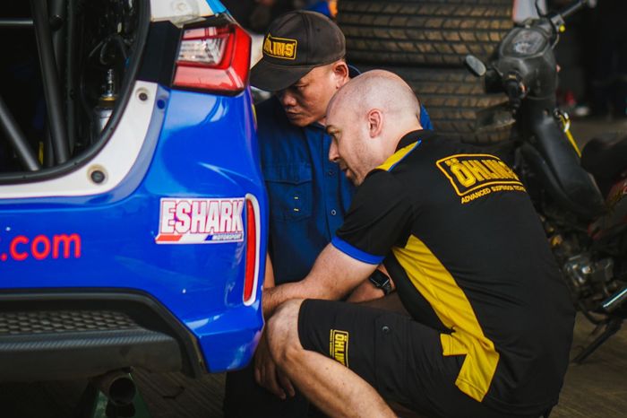 Membantu setting sokbreker Ohlins milik pembalap selama akhir pekan balap juga menjadi layanan Ohlins Racing Service.