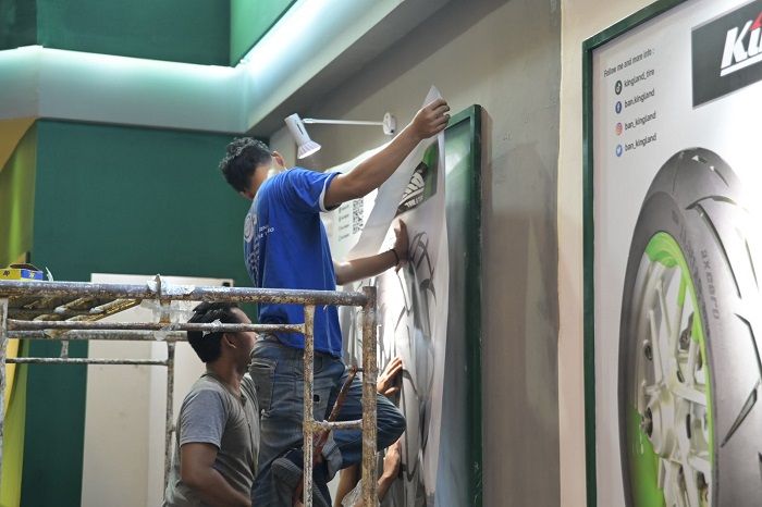 Persiapan para peserta pameran IMOS+ 2023.