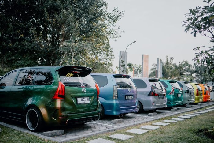 Deretan Avanza Xenia para member AXIX saat Kopdar Lintas Cabang dan Chapter (KLCC) ke-6 di kota Kediri, Jawa Timur