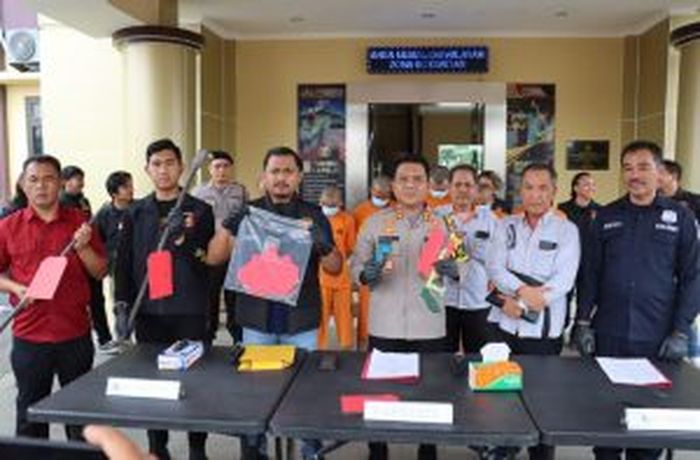 Jajaran Satreskrim Polres Serang saat menggelar jumpa pers penangkapan tersangka pencuri rambu lau lintas, Selasa (24/10).