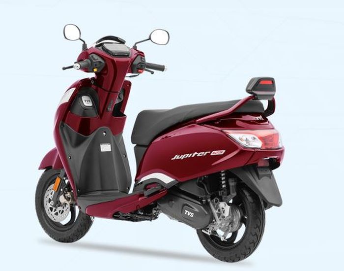 bagian belakangnya ada sandaran penumpang.