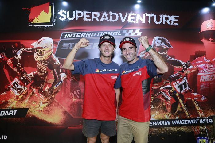 Germain Vincenot (kiri) dan Sylvain Bidart (kanan) siap 'acak-acak' kelas FFA 450 International di seri penutup Kejurnas SuperAdventure Supermoto Race 2023.
