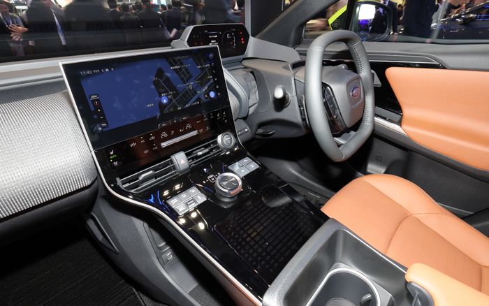 Interior Solterra kini dilengkapi setir oval.