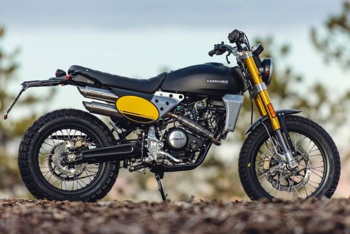detail tampilan Caballero Scrambler 125 lansiran pabrikan Fantic dari Italia.