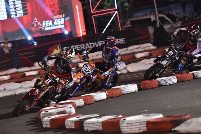 Germain Vincenot (11) mencoba mengejar Tommy Salim di depan pada seri pamungkas Kejurnas Supermoto 2023.