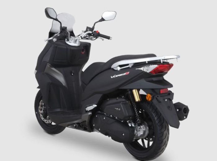 bagian belakangnya tampak padat berkat penggunaan dual shockbreaker tabung.