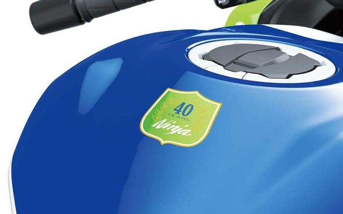 bagian tangkinya memiliki emblem spesial 40th Anniversary Edition.