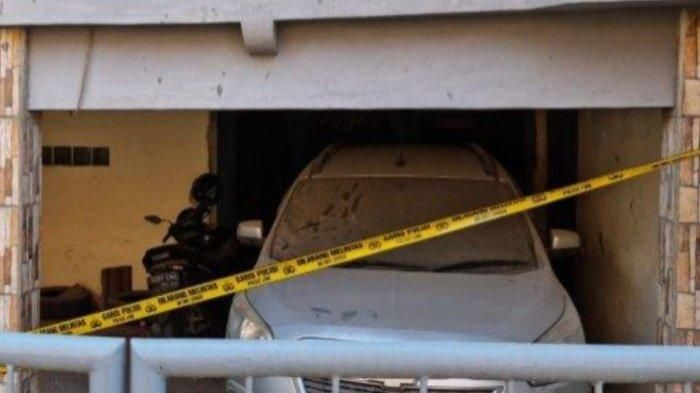 Chevrolet Spin dan Yamaha Aerox 155 yang menghuni garasi rumah ayah dan anak yang ditemukan tewas membusuk di Tugu Selatan, Koja, Jakarta Utara