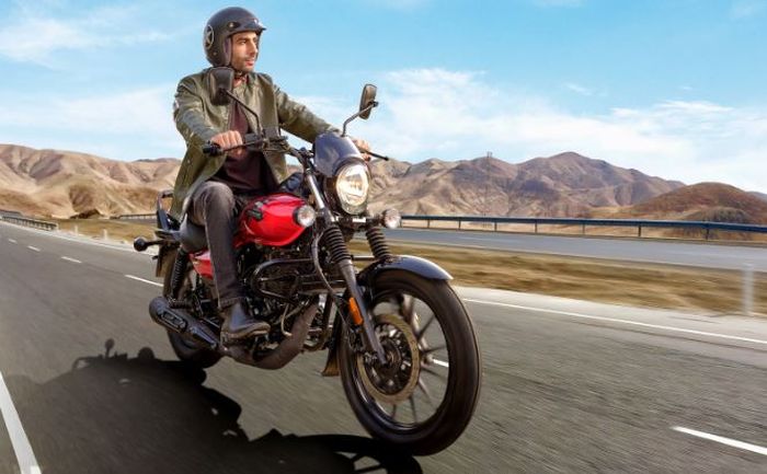 posisi berkendaranya nyaman ala motor cruiser.