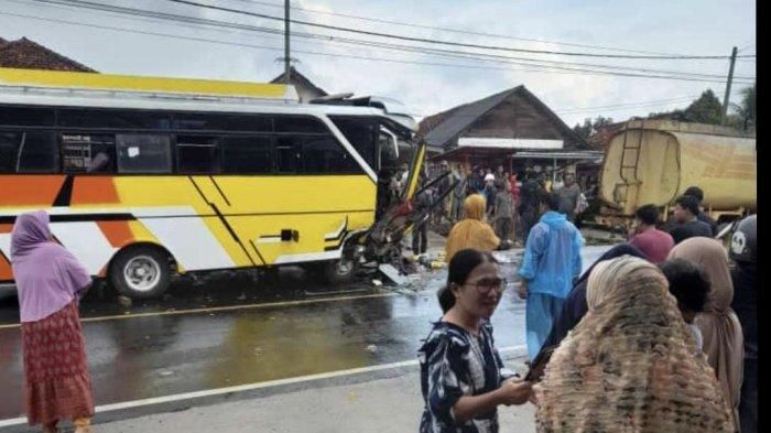Tampak warga kerumuni TKP kecelakaan bus mini vs truk tangki di jalan raya desa Nibung, Koba, Bangka Tengah