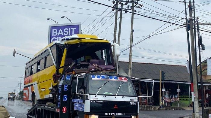 Evakuasi bus menggunakan truk towing