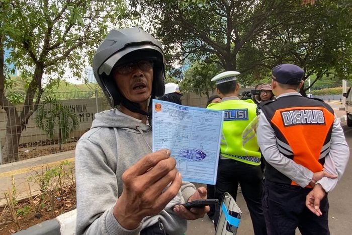 Ilustrasi tilang saat razia uji emisi, motor kena Rp 250 ribu