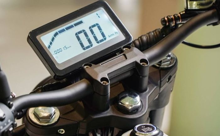 panel instrumennya menampilkan kecepatan, jarak tempuh, dan indikator baterai.