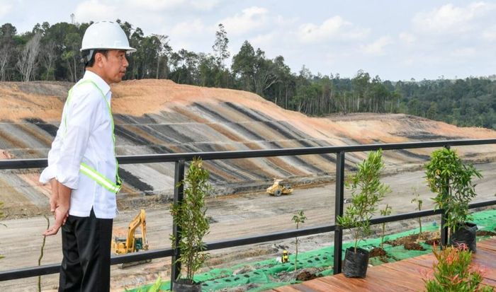 Presiden Jokowi saat meninjau langsung proyek Tol IKN pada Rabu (1/11/2023).