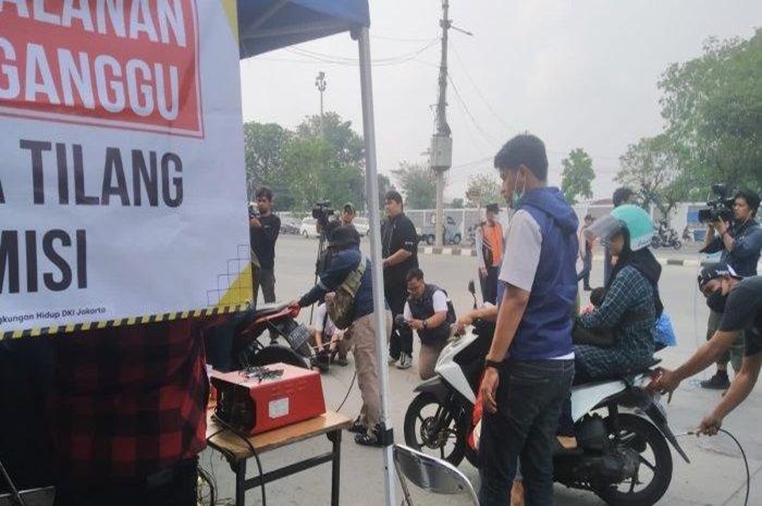 Suasana uji emisi di DKI Jakarta, anggota DPRD menyayangkan tilang diberhentikan.