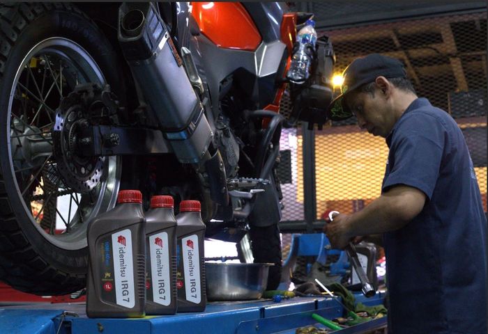 Proses servis dan ganti oli Kawasaki Versys milik anggota VOID DKI Jakarta sebelum berangkat Lombok