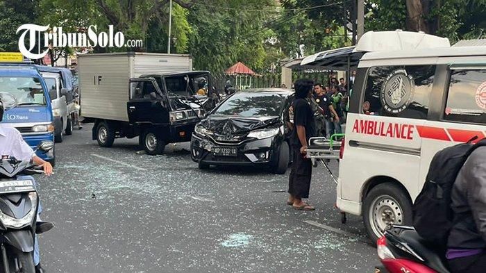 Ambulans datang mengevakuasi korban kecelakaan beruntun Mitsubishi L300 box, Honda Jazz GK5, Toyota Avanza dan Daihatsu Sigra di Ngapeman, Jl Slamet Riyadi kota Solo