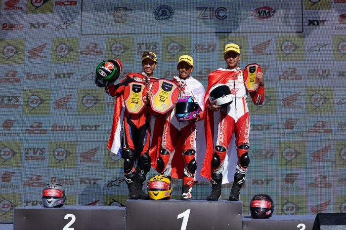 Veda Ega Pratama (tengah) dan Herjun Atna Firdaus (kanan) meraih P1 dan P3 di Race 2 ARRC 2023 kelas AP250.