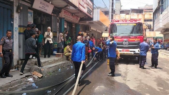 Toko onderdil mobil, Mega Motor di Pasar Tengah, Tanjungkarang Pusat, Bandar Lampung terbakar
